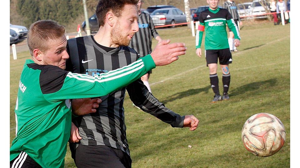 Lass mich durch: Bastian Paul (Harbach) duelliert sich mit Reiskirchens Jonas Görlach.