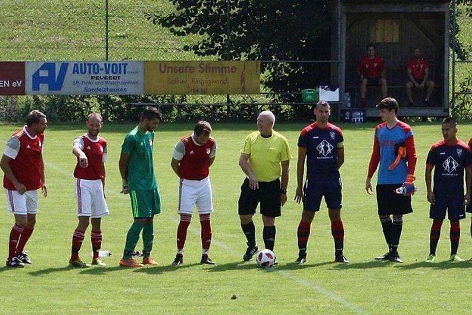 Thomas Barth (rechts neben dem Schiedsrichter) führte den TV Schierling II als Kapitän aufs Feld.