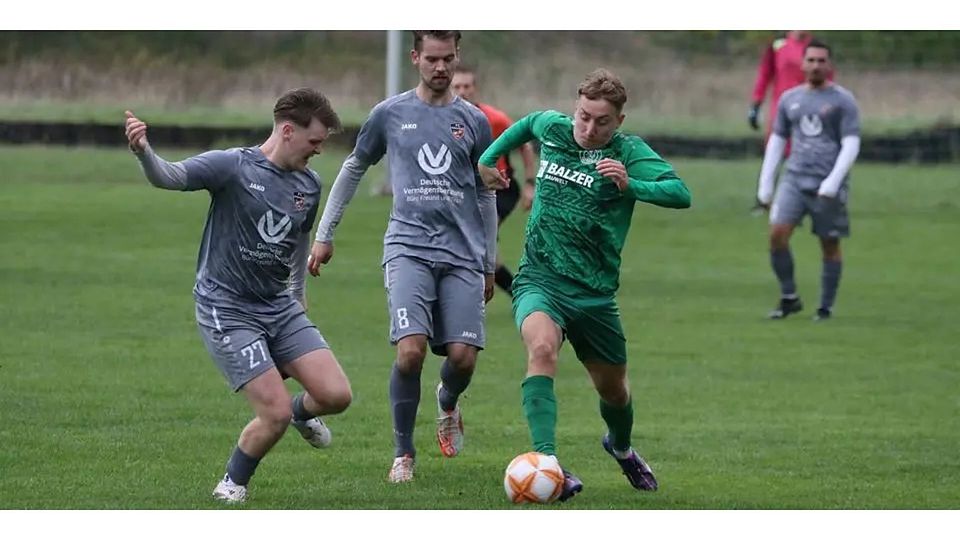 Der Wallauer Luca Nikolas Schmidt (r.) nimmt es mit den Angelburgern Sebastian Kinkel (l.) und Marco Sabau auf. Der FCA gewinnt beim FV mit 2:1. © Jens Schmidt