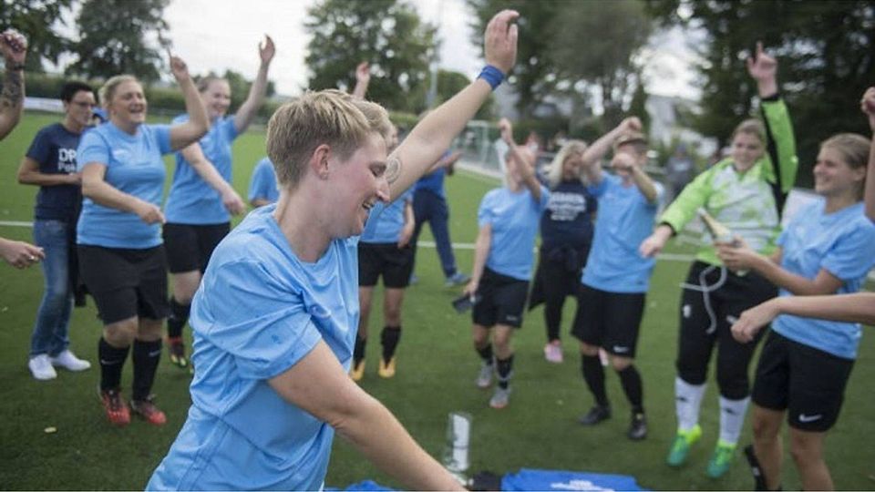 So feiern Siegerinnen ihren Pokalerfolg: Die Fußballerinnen des SC Wißkirchen rissen nach dem 2:0-Sieg über den SC Dirmerzheim die Arme hoch und tanzten auf dem Platz.