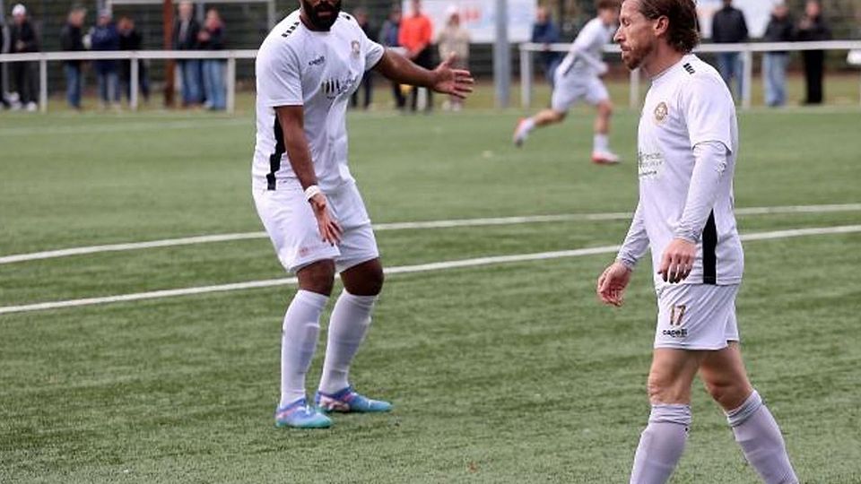 „Nimm du ihn, ich hab ihn sicher.“ Tim Hulsey (rechts) und Pierre Merkel können es nach einer vergebenen Riesenchance nicht fassen.	Foto: Mario Luge