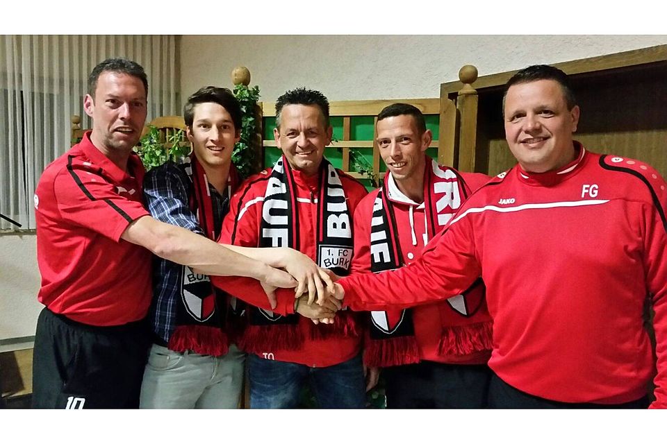 Die sportliche Führung beim 1. FC Burk (von links): Michael Benning (stellv. Fußball-Abteilungsleiter), Sebastian Fischer (Co-Trainer), Thomas Oppelt (Trainer 1. Mannschaft), Thorsten Benning (Trainer 2. Mannschaft), Frank Gareus (Fußball-Abteilungsleiter) &lt;p&gt;F: FC Burk&lt;/b&gt;