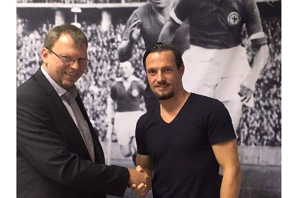 Foto: TeBe-Geschäftsführer Andreas Voigt und Neuverpflichtung Benjamin Siegert (r.) nach der Vertragsunterzeichnung. Foto: Tennis Borussia Berlin