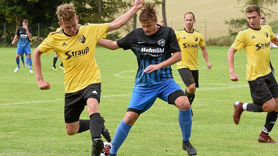 Marc Enderes (links) und seine Mitspieler vom SV Mauren sind gemeinsam gefordert, wenn sie den Ausfall ihres Torjägers vorerst kompensieren wollen. Bei der Eintracht TRB (Mitte Tobias Trommer) hat das schon geklappt, da gewann der SVM mit 3:2.