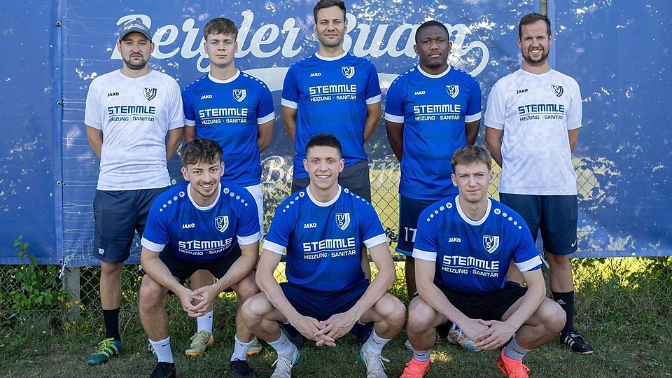 Großbergs Trainer Mathias Polster (hinten links) mit Vincent Hübner, Korbinian Kaunzner, Maurel Dongmo Ngougni, Co-Trainer Michael Beck (stehend von links), Robin Jungk, Pascal Petrik und Philip Weigand (vordere Reihe von links).