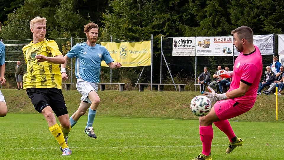 Auftakttor: Simon Kaffl (l.) vom SC Wörnsmühl erzielt seinen ersten von zwei Treffern gegen den TSV Schliersee. Die Grundlage für den 3:1-Sieg des SC.