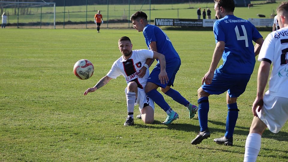 Nach dem 3:1 beim SC Schwarzenbach (in Blau) kann die SpVgg Trabitz (in Weiß) am kommenden Wochenende auf eigenem Geläuf die Meisterschaft vorzeitig perfekt machen.