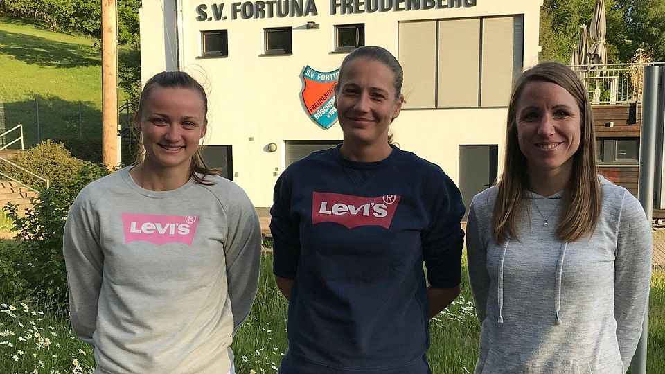 Luisa Ott, Ann-Kathrin Stötzel und Yvonne Wirtz (von links) spielen in der nächsten Saison für den SV Fortuna Freudenberg.