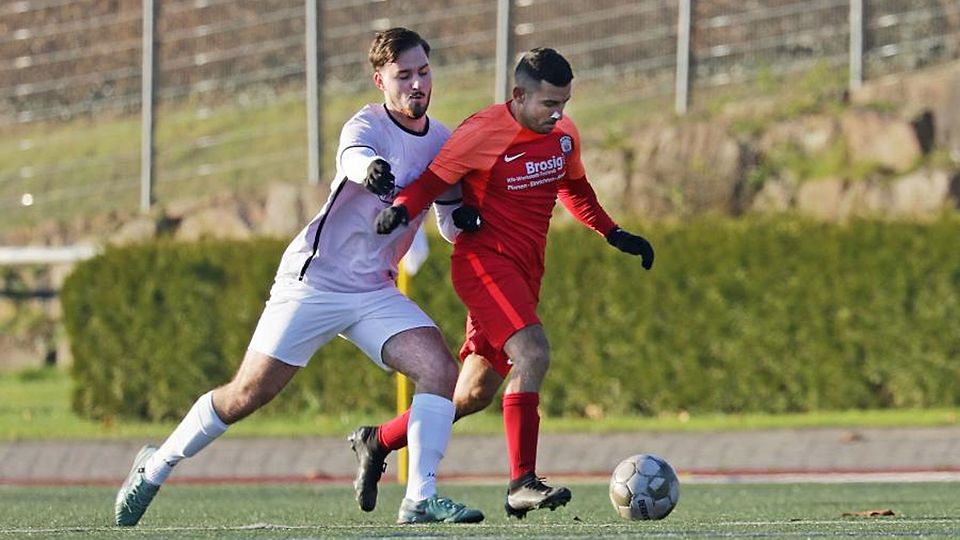 Davide Lioi (Brensbach, rechts, hier in einem anderen Spiel gegen Malik Nickel vom FSV Erbach) sicherte sich mit der SSV Brensbach II die Herbstmeisterschaft in der Kreisliga B Odenwald und steuerte selbst zwei Treffer beim Sieg gegen den TV Fränkisch-Crumbach II bei.	Archivfoto: Herbert Krämer