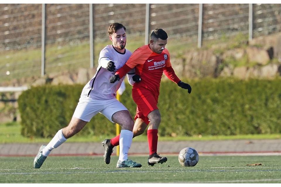 Davide Lioi (Brensbach, rechts, hier in einem anderen Spiel gegen Malik Nickel vom FSV Erbach) sicherte sich mit der SSV Brensbach II die Herbstmeisterschaft in der Kreisliga B Odenwald und steuerte selbst zwei Treffer beim Sieg gegen den TV Fränkisch-Crumbach II bei.	Archivfoto: Herbert Krämer