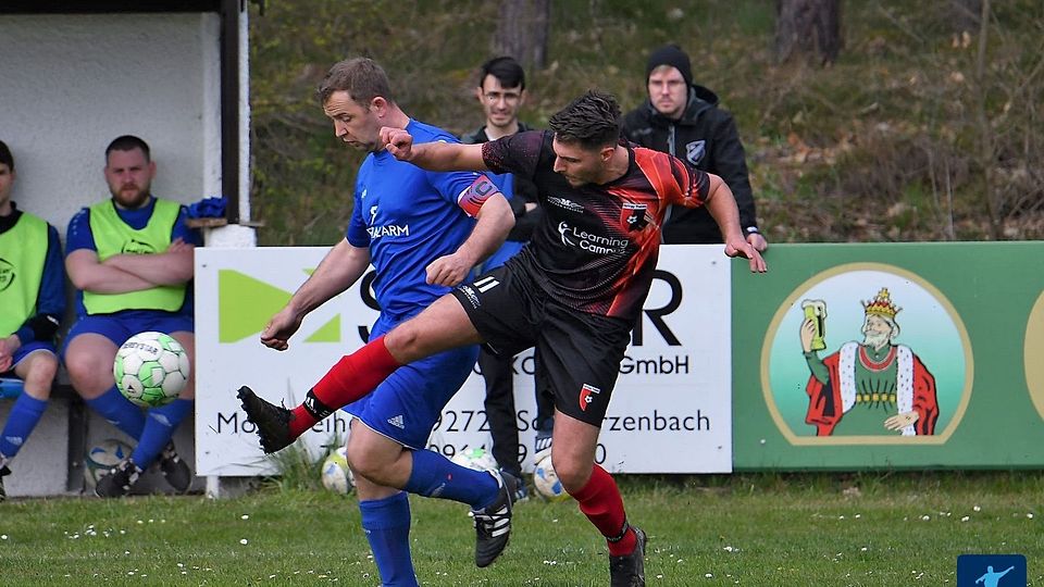 Kann der SC Schwarzenbach (in Blau) die beeindruckende Siegesserie der SpVgg Trabitz (in Rot-Schwarz) stoppen?