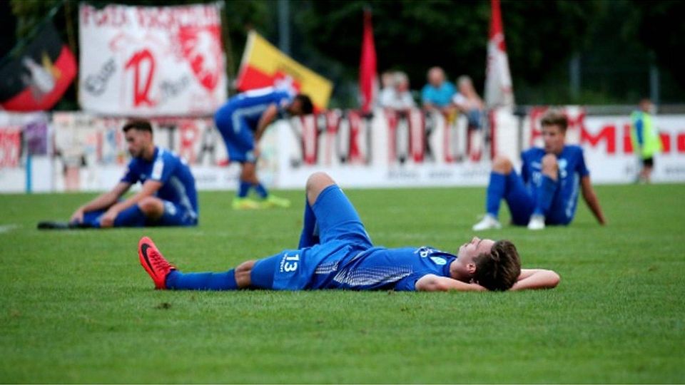 Nach dem Pokal-Aus gegen Backnang am Boden: Die Spieler der Stuttgarter Kickers. Foto: Pressefoto Baumann