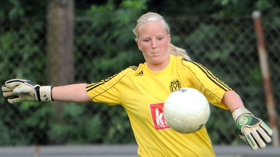 Fiebert ihrem Pokaleinsatz beim SV Meppen gegen den Erstligisten USV  Jena entgegen: Torhüterin  Jessica Bos.  Foto: Doris  Leißing