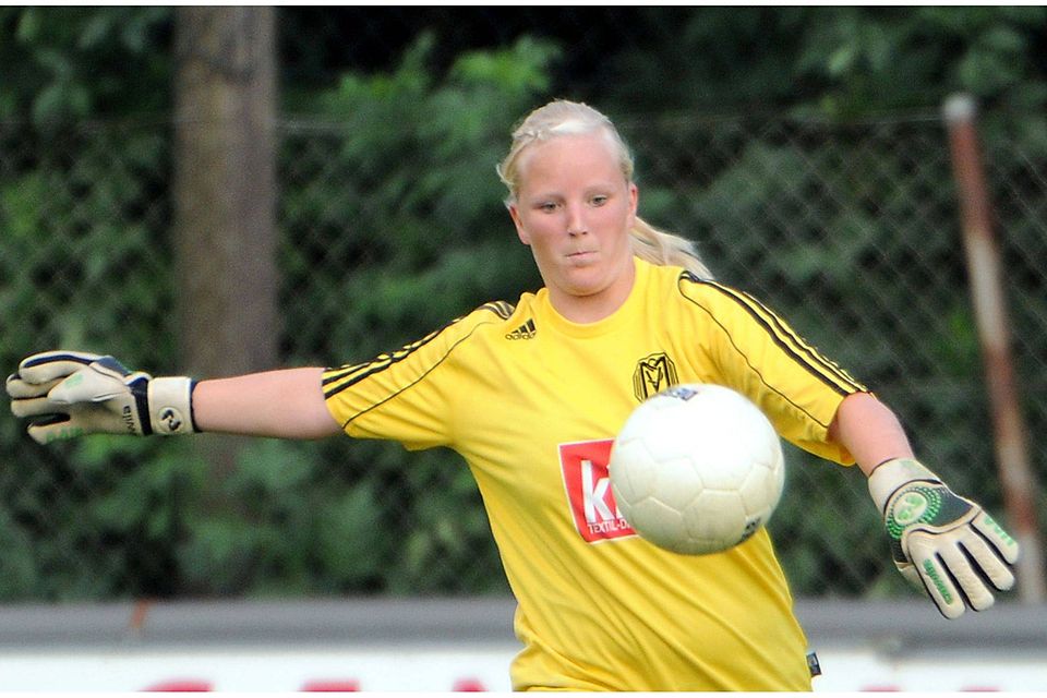 Fiebert ihrem Pokaleinsatz beim SV Meppen gegen den Erstligisten USV  Jena entgegen: Torhüterin  Jessica Bos.  Foto: Doris  Leißing