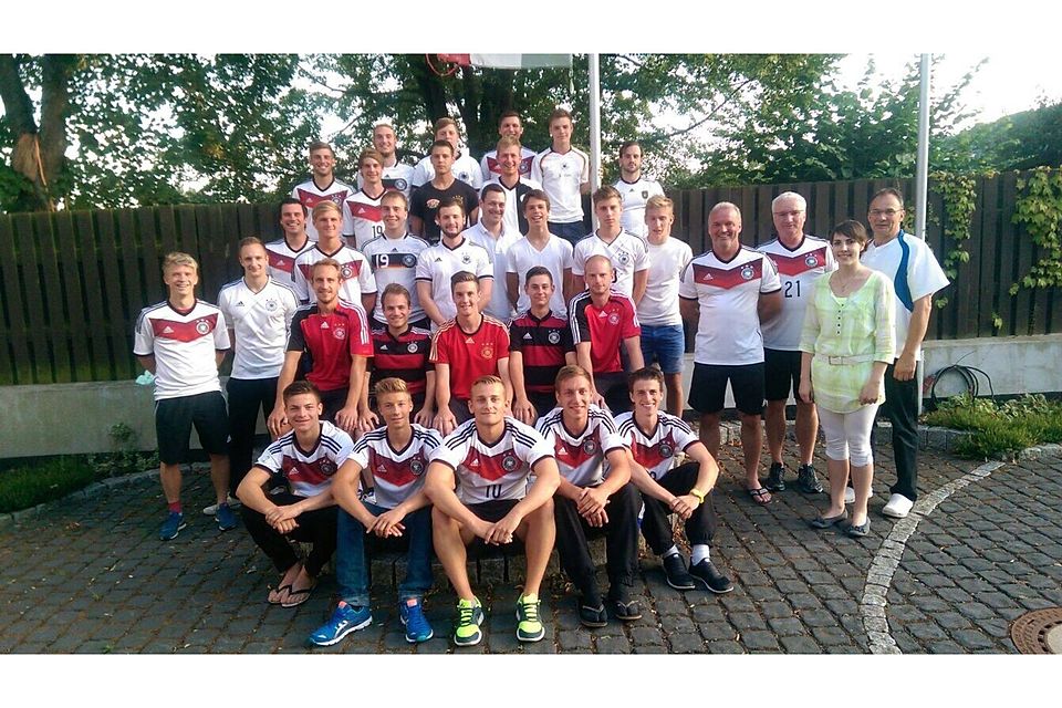 Weltmeisterliches Outfit: Das Team des 1.FC Naurod im Trainingslager im Sauerland.