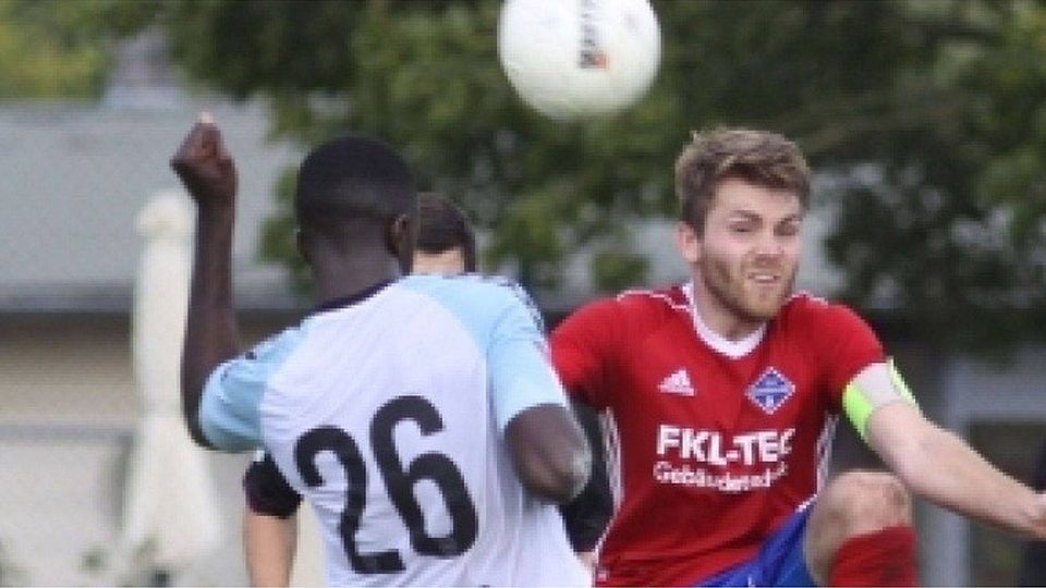 Flensburgs Benjamin Safo-Mensah (l.) blockt den Passversuch  des  Lägerdorfer  Kapitäns Bastian Peters ab. Foto:Schade