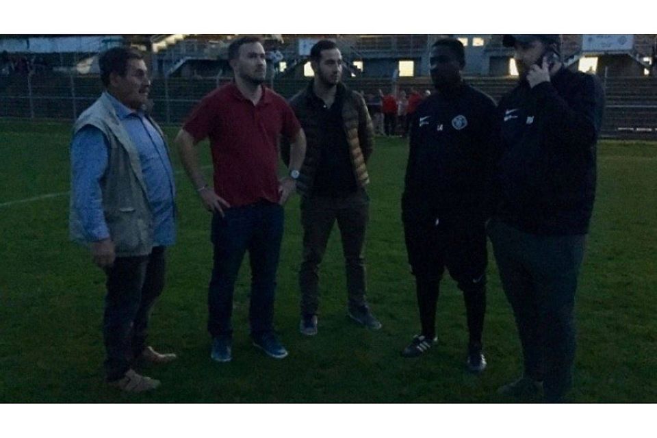 Schiedsrichtergespann und Trainerteam standeln im Dunkeln / Foto: Dirk Staubesand