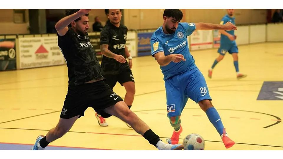 Es geht zur Sache im Finale um den Fußball-Mittelhessen-Cup 2026: Mathay Göktas vom Turniersieger TSG Wieseck (l.) blockt den Schuss von Pohlheims Johannes Toprak, was Wiesecks Ryan Harder im Hintergrund gefallen haben dürfte. © Isabel Althof