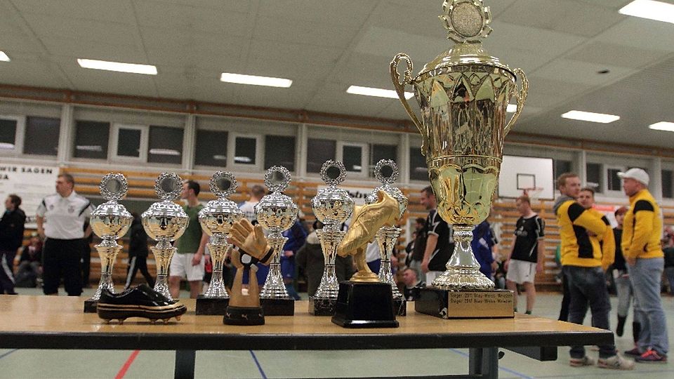 Darum gehts: Neben jeder Mannschaft erhalten auch traditionell bester Torwart, Spieler und Torschütze je eine Trophäe. ©Dirk Schaal