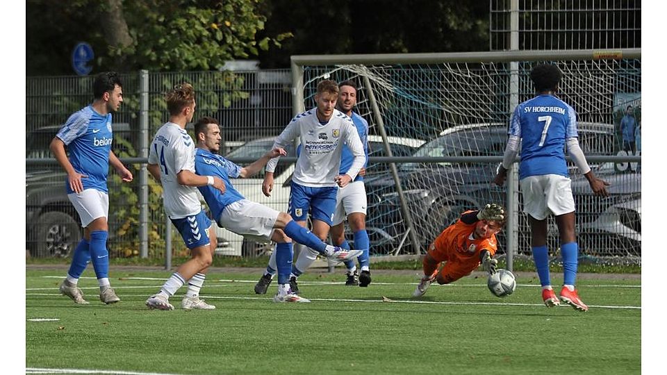 Ein Torjäger bei seiner Hauptbeschäftigung: Stürmer Jonas Selbert (3. von links) trifft für den SV Horchheim zum 1:0. Gau-Odernheim-Keeper Hannes Zimmer streckt sich vergebens.