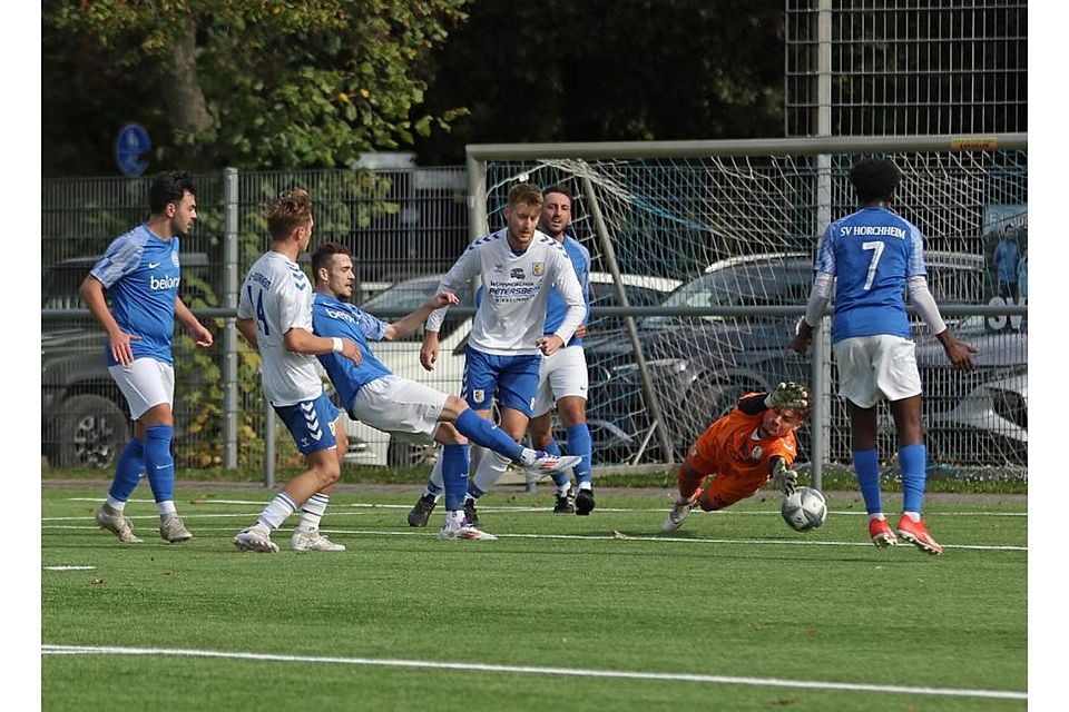 Ein Torjäger bei seiner Hauptbeschäftigung: Stürmer Jonas Selbert (3. von links) trifft für den SV Horchheim zum 1:0. Gau-Odernheim-Keeper Hannes Zimmer streckt sich vergebens.