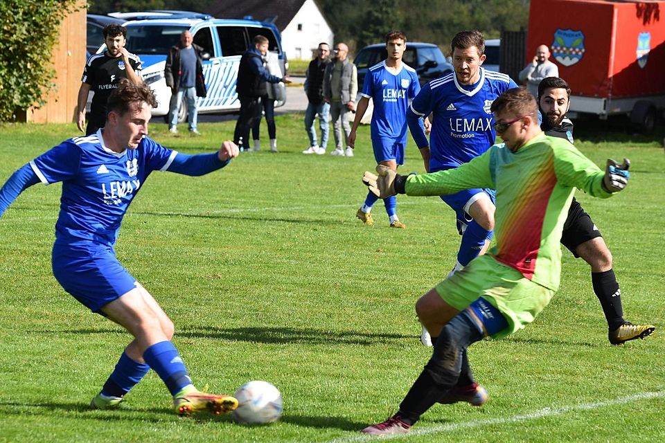 Fußball B-Klasse TSV Gerlinden in Blau und SV Puch II in schwarzen trikots