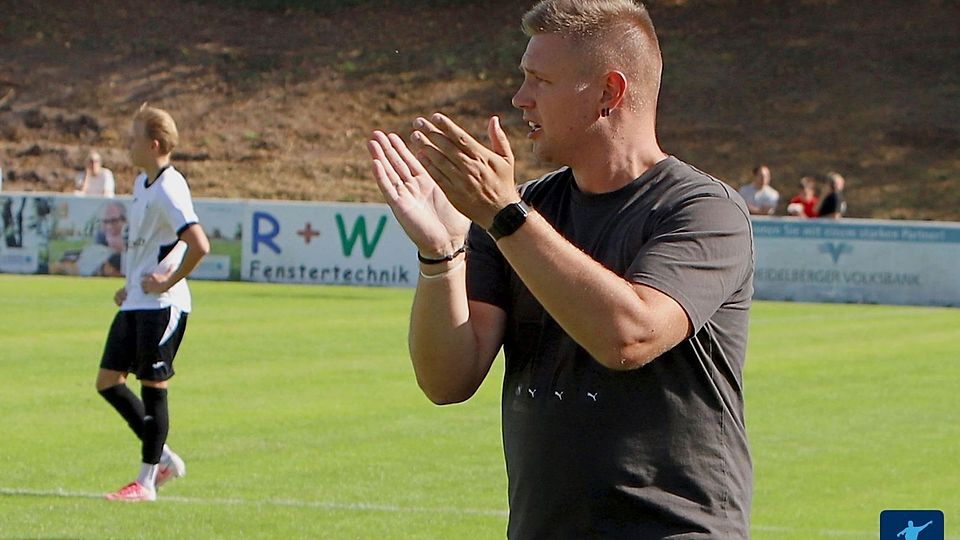Andreas Bürger peitscht seine Zuzenhausener nach vorne.