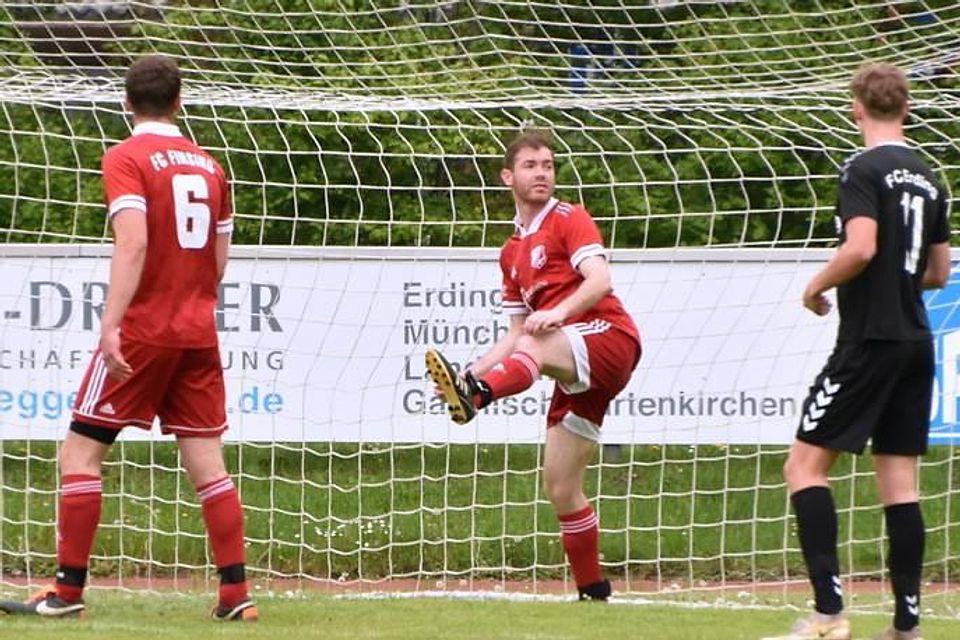 Das Erdinger 1:1: Louis Stärkl (nicht im Bild) köpft ein, und sein FC dreht danach auf.