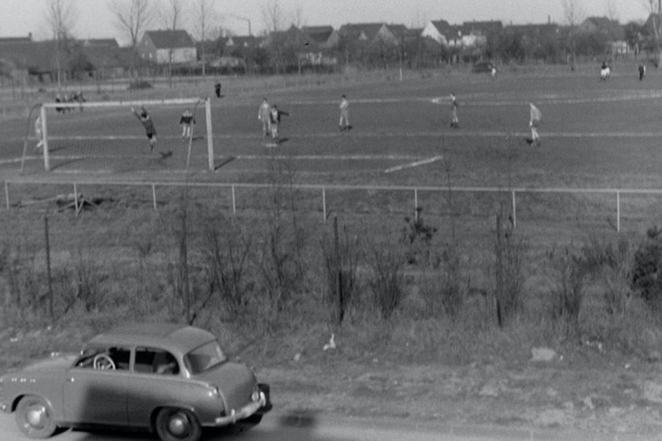 Der Sport­platz des VdS Nie­ven­heim auf dem bis heu­te ge­nutz­ten Are­al des Pas­to­rat­wäld­chens im Fe­bru­ar 1961.