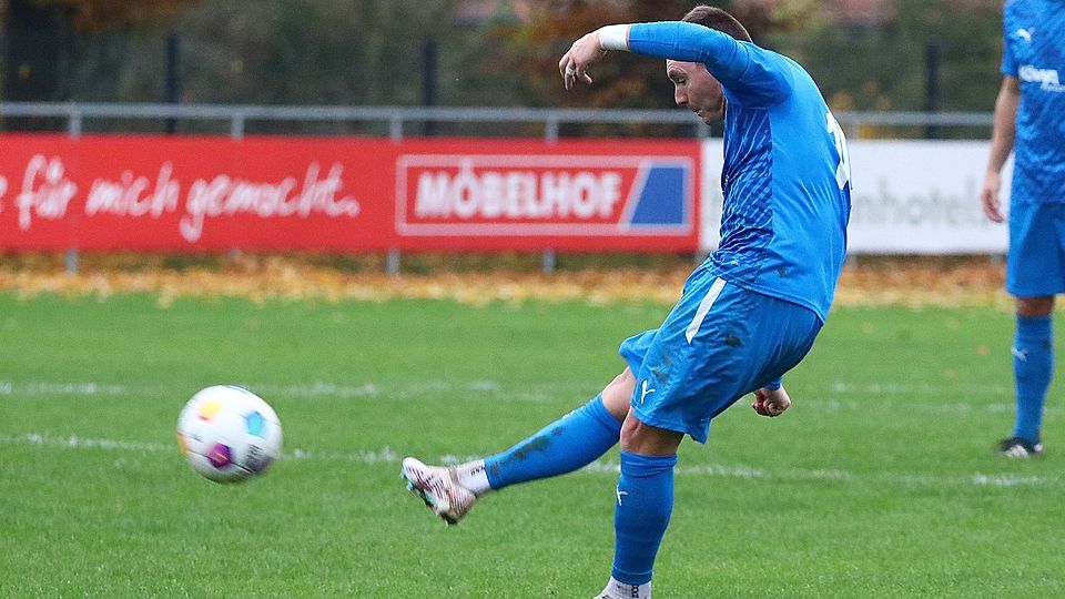 In dieser Szene setzt Ettmannsdorfs Torjäger Thomas Stowasser einen Freistoß traumhaft ins linke Toreck zum 1:0 für sein Team.