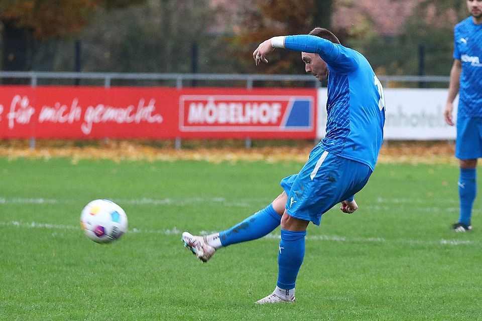 In dieser Szene setzt Ettmannsdorfs Torjäger Thomas Stowasser einen Freistoß traumhaft ins linke Toreck zum 1:0 für sein Team.