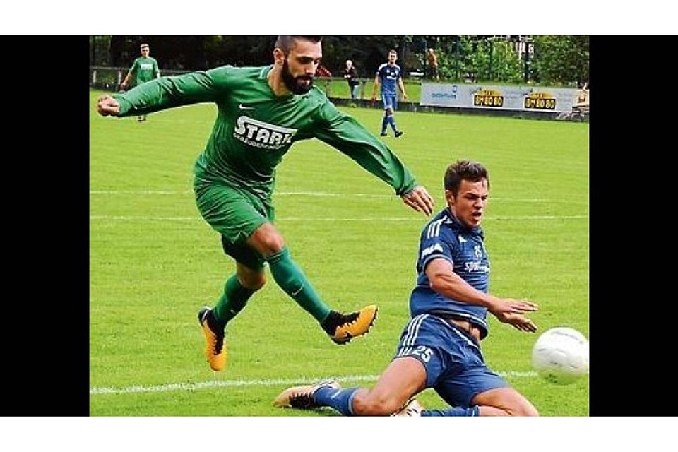 Durchgesetzt: Die Fußballer des  TSV Ippener (in grün) gewann das Pokalerstrundenspiel beim FC Hude nach Elfmeterschießen. Guido Finke