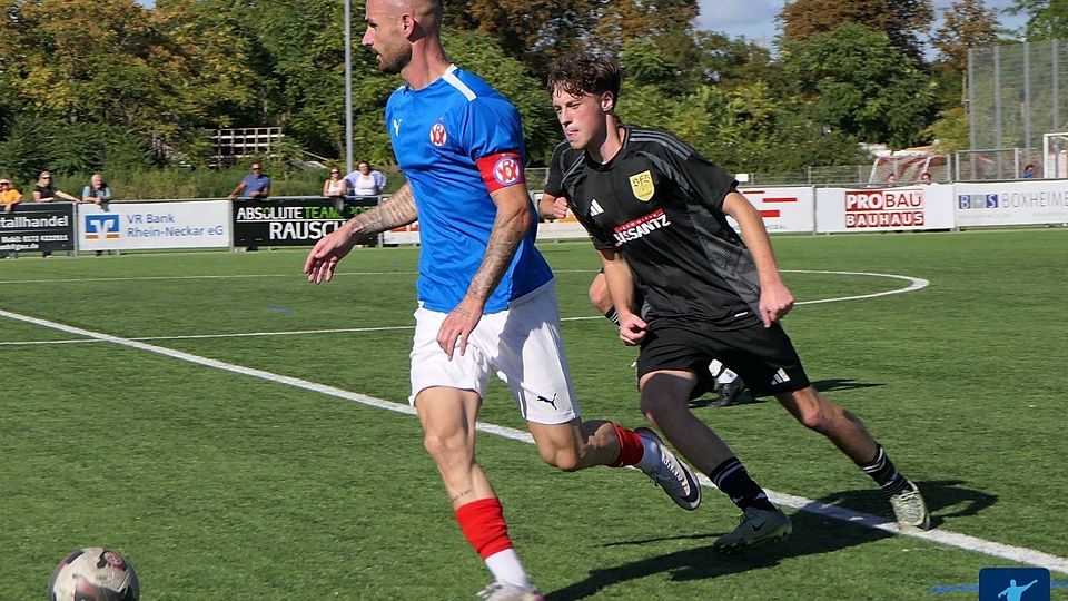 Die Zweite des VfR Mannheim (blau) befindet sich mit Srbija Mannheim im Zweikampf um die Landesliga-Meisterschaft.