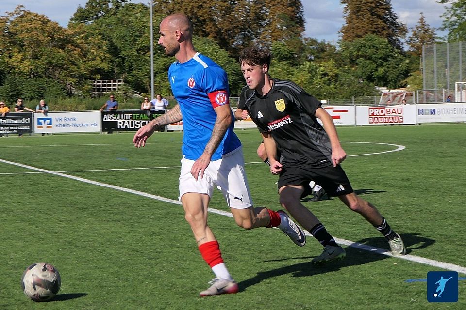 Die Zweite des VfR Mannheim (blau) befindet sich mit Srbija Mannheim im Zweikampf um die Landesliga-Meisterschaft.