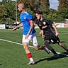 Die Zweite des VfR Mannheim (blau) befindet sich mit Srbija Mannheim im Zweikampf um die Landesliga-Meisterschaft.