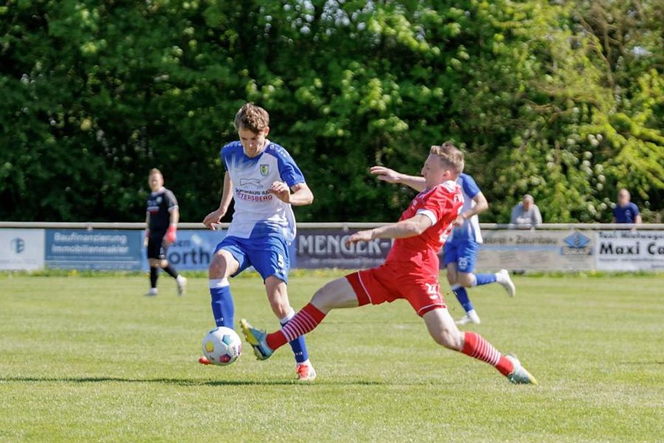 Gut drauf auch gegen Emmelshausen-Karbach? Julian Oliver Meininger vom TSV Gau-Odernheim (links) überläuft Julian Kern vom FV Diefflen.	Foto: Marc Braner/pakalski-press