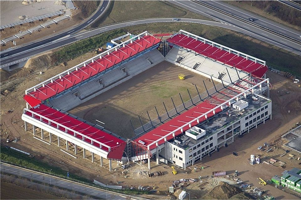Fußball-Zukunft in Rot-Weiß: Die Bauarbeiten sind im Dezember schon weit fortgeschritten. Foto: Fotodesign Herbert Stolz