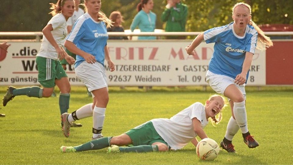 Gegen Reitsch schossen sich die Damen aus Theuern (re.) zum dritten Sieg in Serie. F: Rosenau