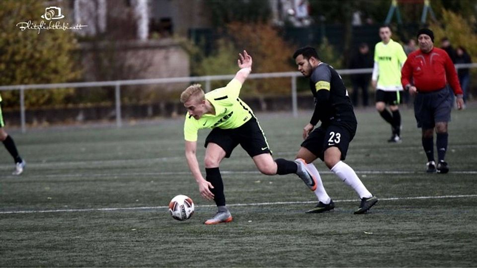 Der FC Schwabsburg um Marlon Lampert(li.) konnte sich am Donnerstag knapp gegen TSV Uelversheim durchsetzen.F: Haas