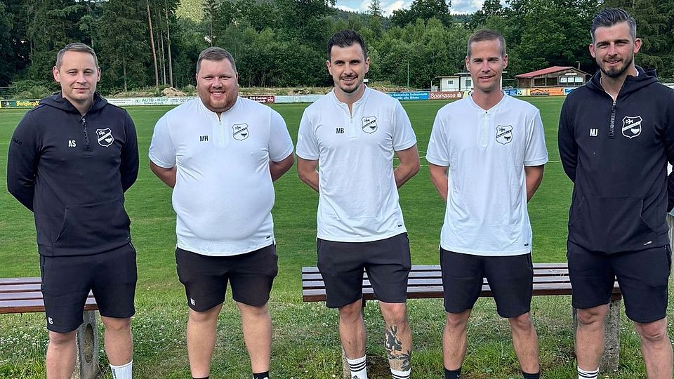 Sportlicher Leiter Andreas Stolorz (links) und Spartenleiter Matthias Jahn (rechts) präsentieren das neue Trainerteam der DJK Irchenrieth (von links): Markus Hirnert, Michael Bachmeier und Fabian Quast.