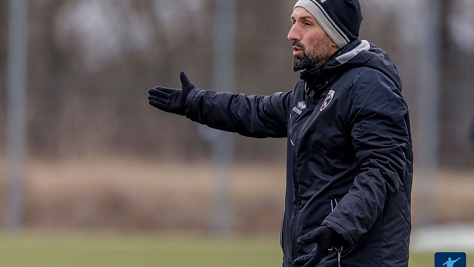 Seit neun Spielen gibt der 45-Jährige die Richtung bei den kleinen Schanzern vor.