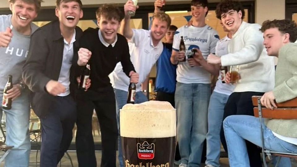 Diese Party haben sie sich mehr als verdient: Die Kicker des VfB Passau Grubweg feiern den vorzeitigen Gewinn der Meisterschaft.