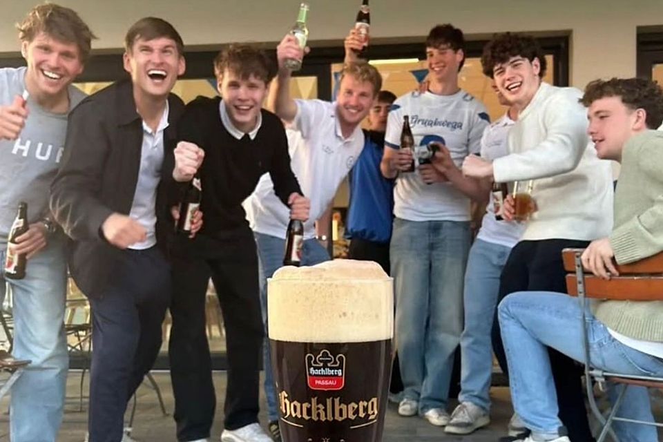 Diese Party haben sie sich mehr als verdient: Die Kicker des VfB Passau Grubweg feiern den vorzeitigen Gewinn der Meisterschaft.