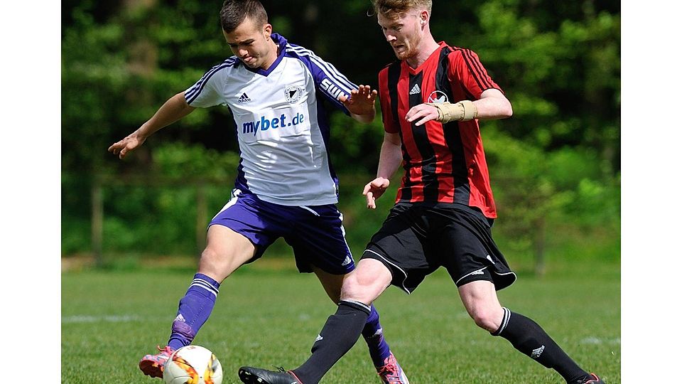 Torpedos Jan-Henrik Grümmer (re.) lässt sich von Iliq Katalski (VfR) den Ball stibitzen. Sell