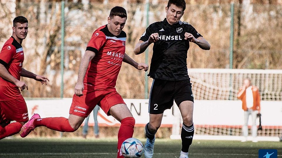 Eigengewächs Mario Jurss (m.) verlängert bei Westfalia Soest bis 2026.