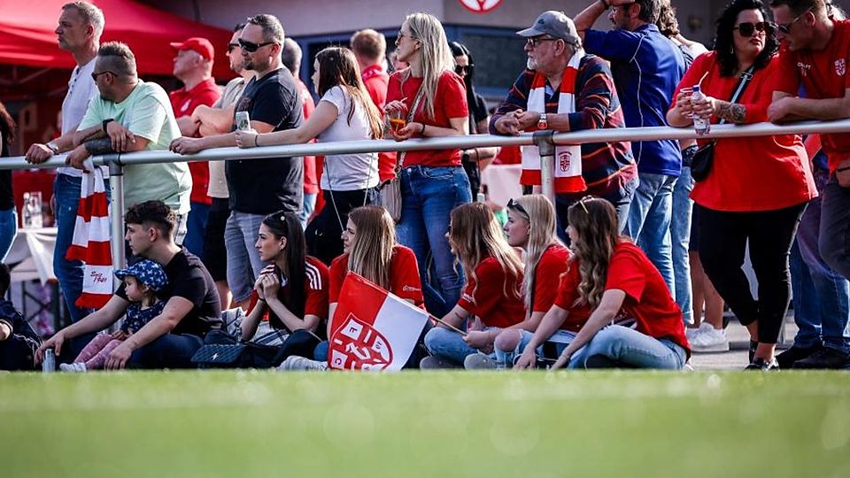 Dürfen sich auf ein weiteres Jahr Fußball live in der Kreisoberliga einrichten: die Fans des FC Fürth, der die Runde als Tabellendritter abgeschlossen hat.	Foto: Sascha Lotz