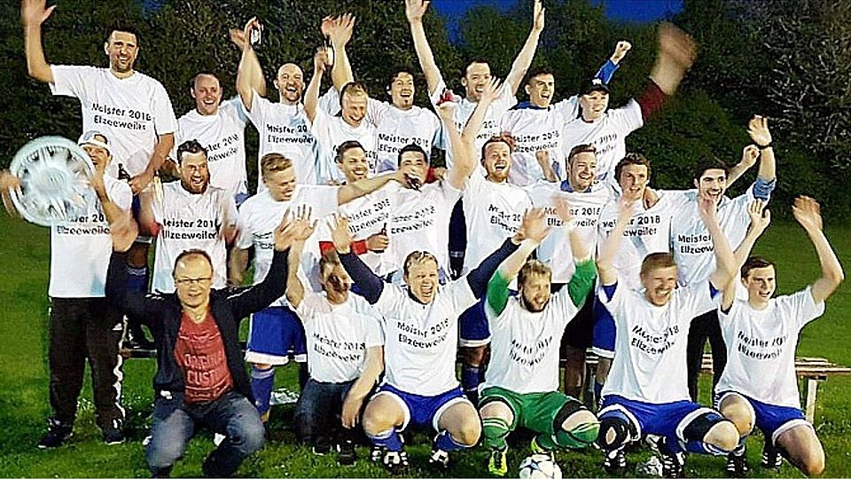 Die Meister-Leibchen waren schnell zur Hand, als der Titelgewinn der SG Ellzee II/Wattenweiler in der A-Klasse West 2 perfekt war. Gefeiert wurde nach angaben von Trainer Stefan Merk (Foto rechts) ausgiebig. Ein sportliches Ziel bleibt aber: Die Mannschaft möchte ungechlagen durch die Spielzeit kommen.	   F.: Roland Klin