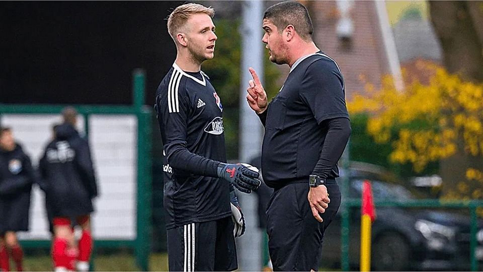 Schiedsrichter Marcel Smilari (rechts) hat sich in Wischhafen entschieden, das Spiel gegen Hammah II nicht anzupfeifen. Foto: Schmietow 