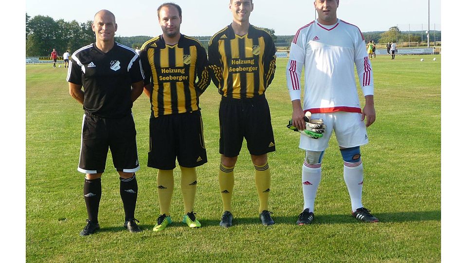 Trainingseinheit mit zwei Neuzugängen (von links): Udo Prell (Trainer), Robert Kellermann (Mittelfeld), Cenk Eryilmaz (Mittelfeld), Frank Adelhardt (Torwarttrainer