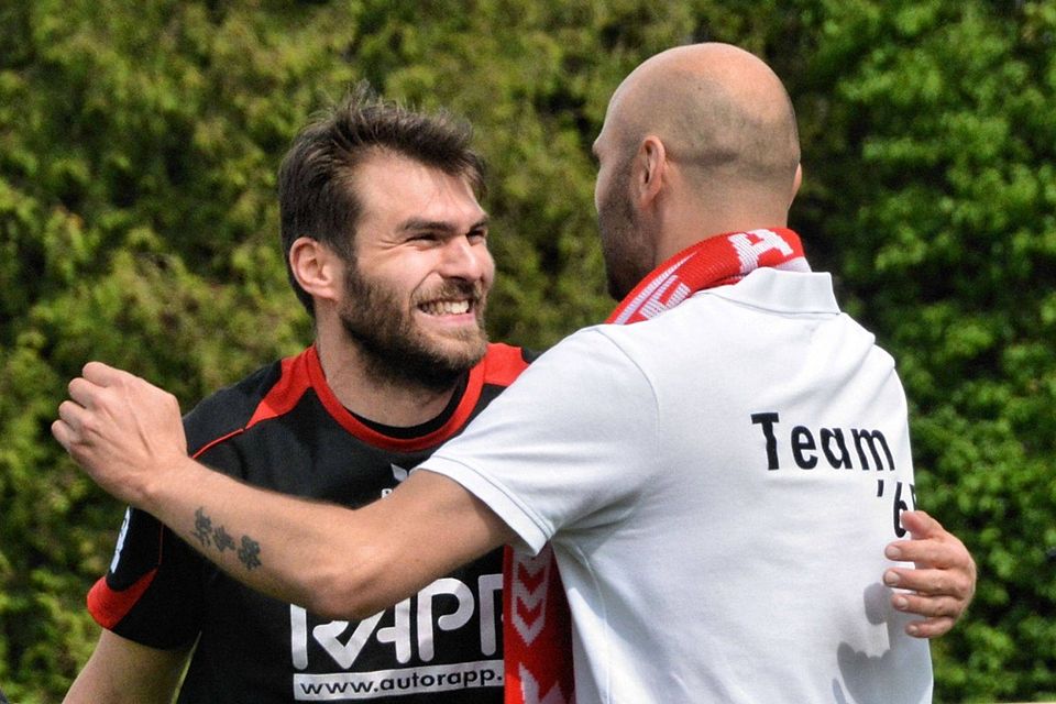 Nach dem souveränen 4:0-Erfolg über Landsberg geht der TSV 1865 Dachau um Spielertrainer Fabian Lamotte (li.) mit der besten Ausgangslage in den letzten Spieltag. F: Hielscher